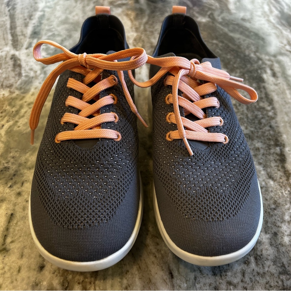 Moshn Women’s Leap Sneaker / Size 9